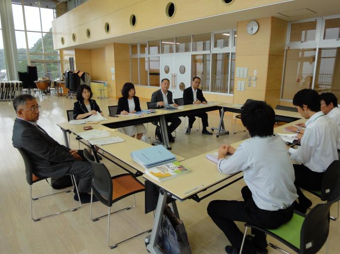 写真：静岡県沼津市立静浦小中一貫学校での意見交換の様子