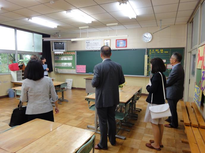 写真：静岡県裾野市立富岡中学校を視察している様子