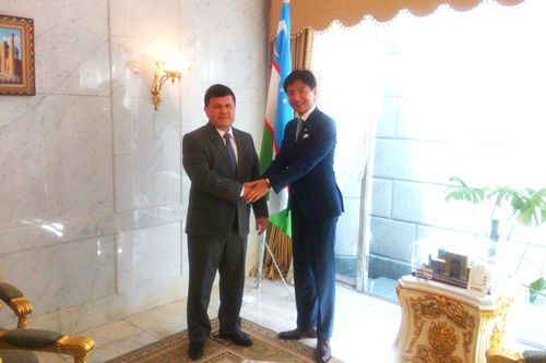 ウズベキスタンの特命全権大使を訪問している様子の写真