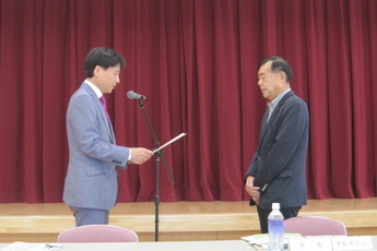 中野市長が豊島会長に諮問書を渡している写真
