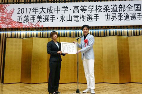 近藤亜美選手と中野市長の写真