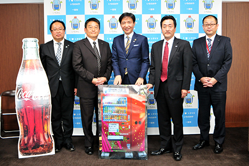 市長とコカ・コーラボトラーズジャパン株式会社の社員の写真