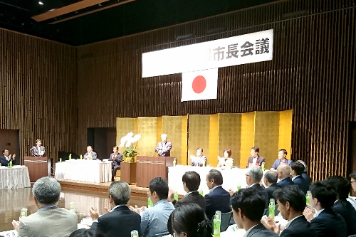 愛知県市長会議に出席する市長の写真