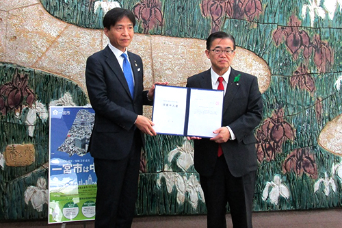 中核市の指定の申し出に係わる愛知県知事への同意申し入れの様子の写真