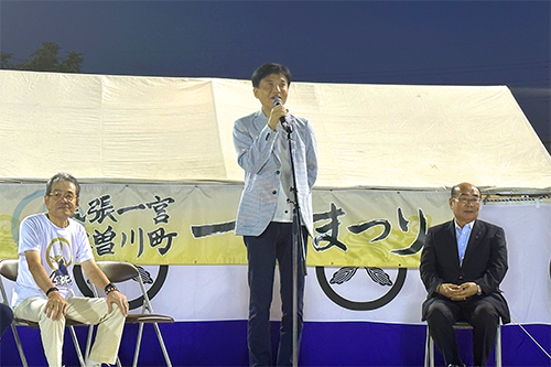 市長が木曽川町一豊まつり前夜祭で挨拶をする写真