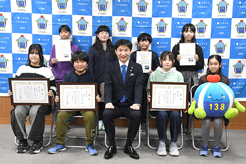 市長がエコスクール運動 優秀校表彰式で児童と写っている写真