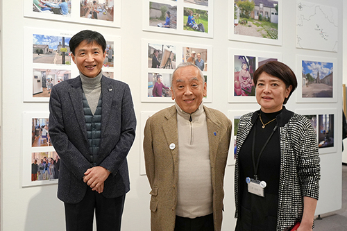 市長が三岸太郎さんと記念撮影している写真