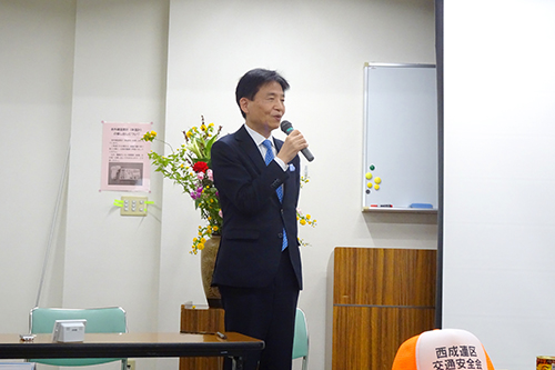 市長が西成連区の町会長会議で説明している写真
