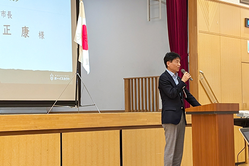 市長が日本ボーイスカウト愛知連盟尾張西地区　年次総会であいさつしている写真
