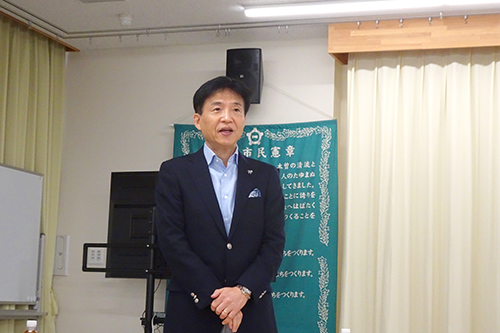 市長が神山連区の町会長会議であいさつしている写真