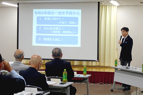 市長が浅井町連区の市主催町会長会議であいさつしてる写真