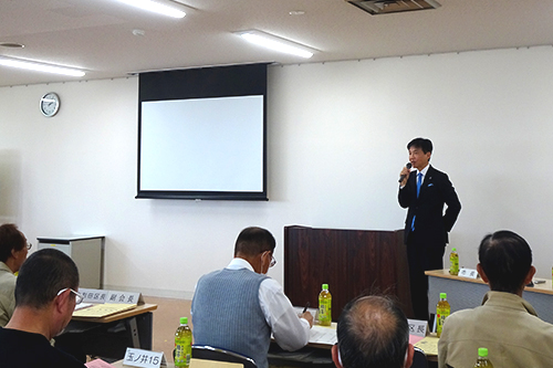 市長が木曽川町連区の市主催町会長会議であいさつしてる写真