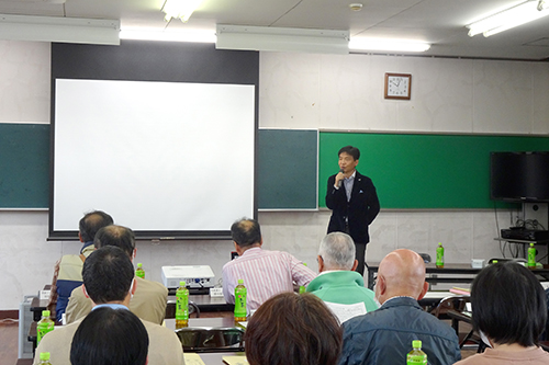 市長が富士連区の市主催町会長会議であいさつしてる写真