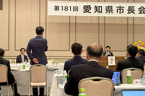 市長が愛知県市長会議に出席している写真