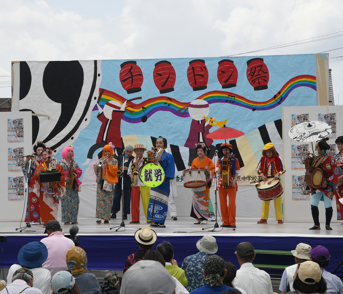 チンドン祭ステージの写真