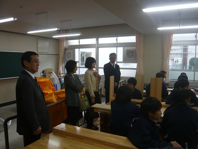 写真：千秋中学校で授業参観している様子