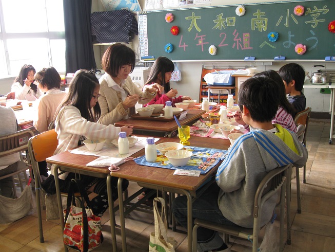 写真：大和南小学校で行われた給食交歓会の様子