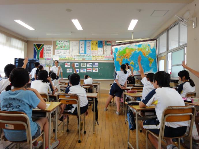 写真：兵庫県姫路市立広畑小学校を視察している様子2