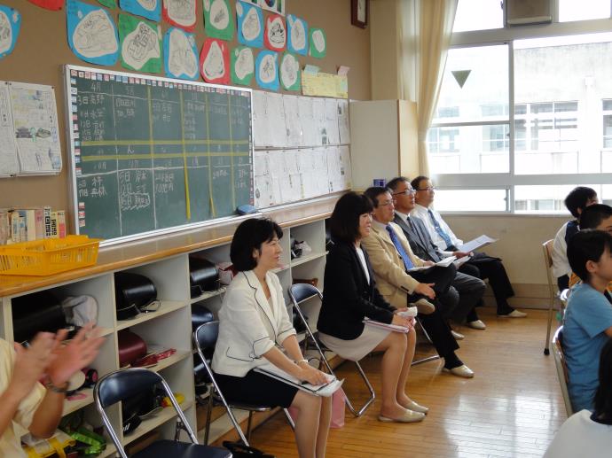 写真：兵庫県姫路市立広畑小学校を視察している様子1