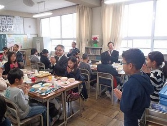 写真：浅井中小学校で行われた給食交歓会の様子