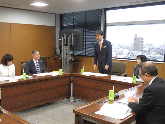 写真：会議の様子（11月25日）