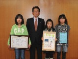表彰状を持った3人の女の子と市長の写真