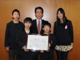 表彰状を持った4人の子どもと市長の写真