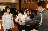 市長から表彰状を渡される女の子の写真（向山小）