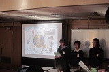プロジェクターを使って発表している3人生徒の写真（大和西小）