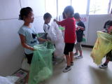 子どもたちがゴミ袋を持っている写真
