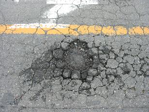 写真：道路が陥没している様子