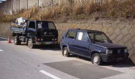 写真：車両による不法占用状況