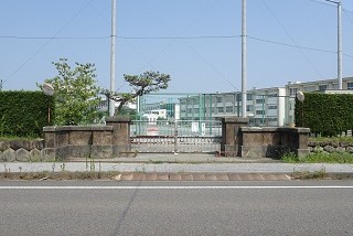 現在の貴船小学校。石垣は当時のままである。