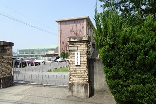 現在の向山小学校。当時から残る門柱にある傷は、機銃掃射の跡ともいわれる。