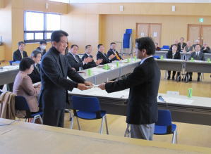 写真:委員長から市長に対し、答申書を手渡し