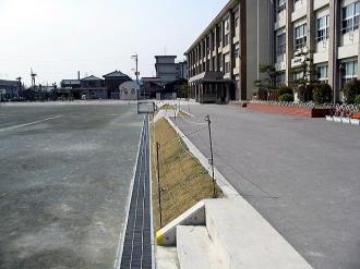 写真:貴船小学校の周囲小堤と集水側溝の風景
