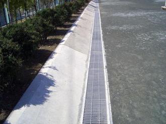 写真：周囲小堤と集水側溝の風景