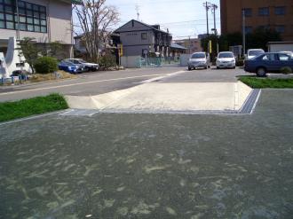 写真：スロープと集水桝の全景