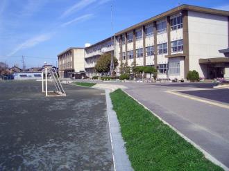 写真：神山小の周囲小堤と集水側溝の風景