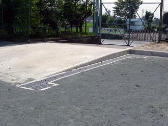 写真：スロープと集水桝の風景