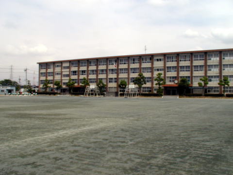 写真：西成東部中学校のグラウンドの風景