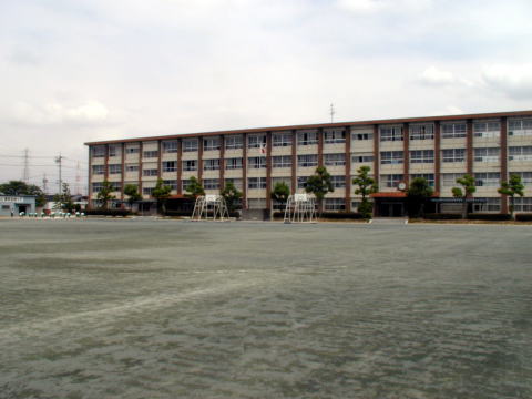 写真：西成東部中学校のグラウンドの風景