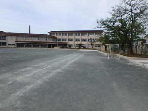 写真：宮西小学校のグラウンド全景