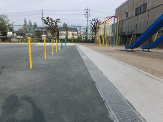 写真：周囲小堤と集水側溝の全景