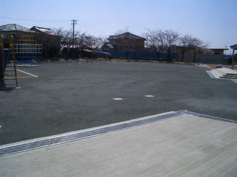 写真：西成東小学校のグラウンド貯留部（南側）