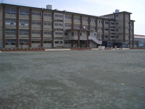 写真：西成東小学校のグラウンド貯留部（北側）