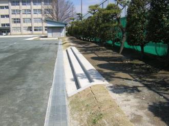 写真:周囲小堤と集水側溝の風景