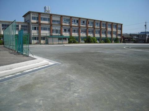 写真：西成中学校のグラウンド全景