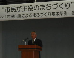写真：提言書の説明の様子