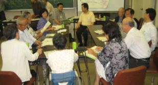 写真：A．市民・議会に関して議論をする分科会の様子